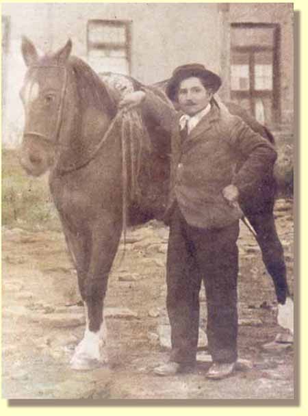 Vincenzo Braile, n. 1890 en Porcile, posando en Argentina junto a su pingo. Ntese que su mano izquierda se apoya sobre el facn.