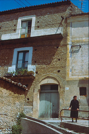 Casa della fù Angiolina Pace (20/5/1903 - 7/10/1987) in Ejanina, esempio dell'architettura tipica della metà del 700, come è pure la parrocchia della SS. Assunta in Frascineto. Foto giugno 1984