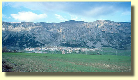 Panorama di Frascineto-Ejanina, guardando verso NNE, marzo 1986
