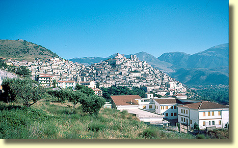 Morano Calabro, July 1986. The church of S. Pietro is on the very top of the hill. The castle ruins are to the right of the church.