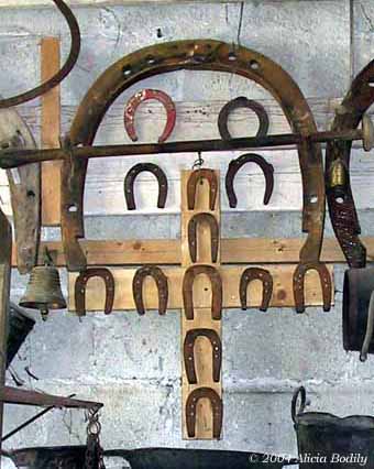 Algunos implementos del pastor/campesino: Parte de una montura de burro (al estilo italiano), herraduras, campanas, balanzas, hoz, ollas para preparar queso